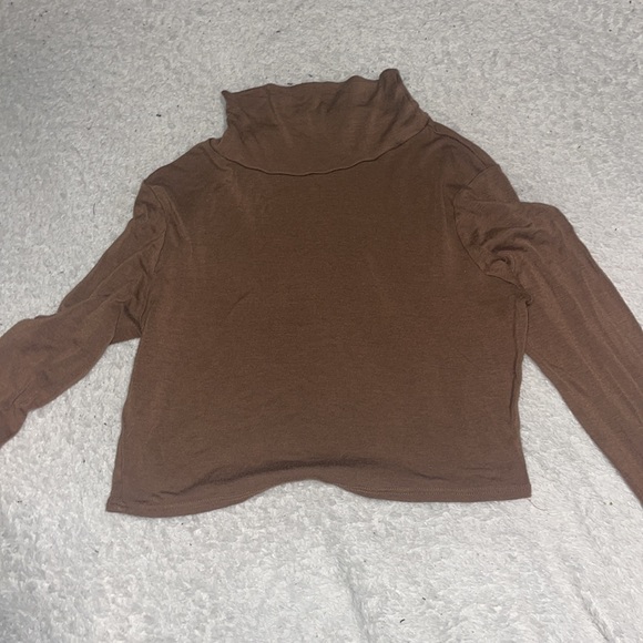 BROWN TURTLE NECK CROP TOP - Picture 2 of 2